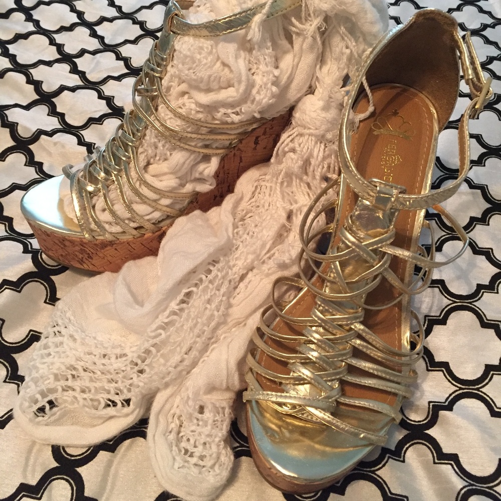 Fergalicious Sz 6 Platinum Wedge Sandals